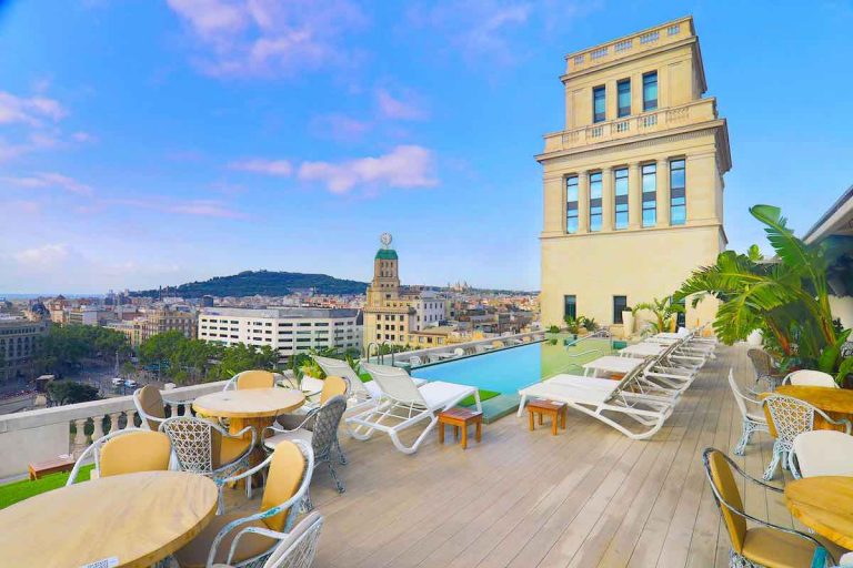 La terraza SKY BAR en plaza Catalunya 1 768x512