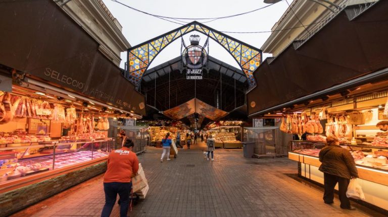 el mercado de la boqueria de barcelona en una imagen de diciembre de 2020 768x431